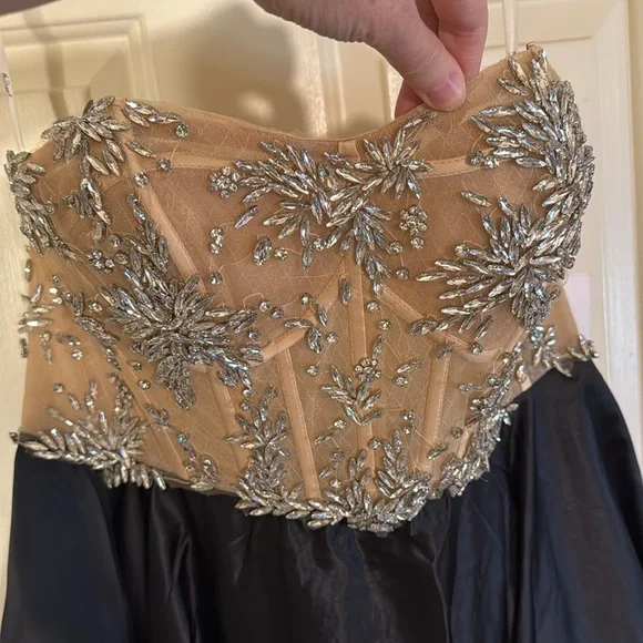 MAC DUGGAL
Strapless Embellished Bustier Ball Gown - Picture 4 of 16